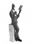 Blacksad - Collectoys - Blacksad lit une bd assis sur la pile d'albums. 